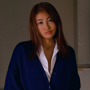 制服女子が文具店で万引き中に巨乳を突き出して潮吹き パッケージ画像